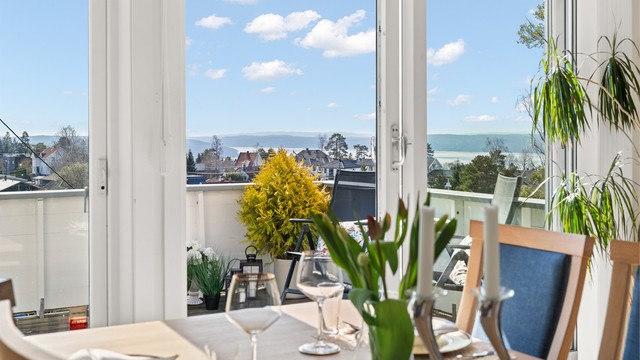 Utsikten mot fjorden er en kvalitet man kan nyte fra både stuen og terrassen.