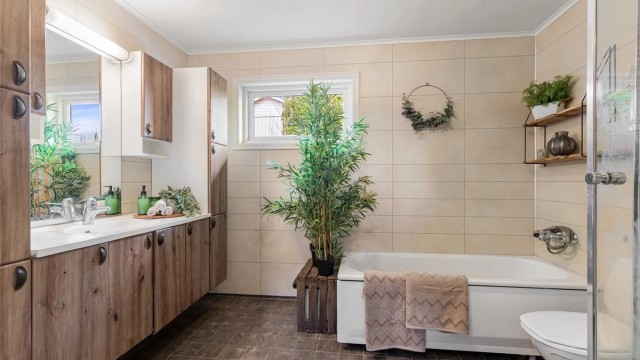 Badet i første etasje ble oppgradert i 2007 og har både badekar og dusjkabinett.