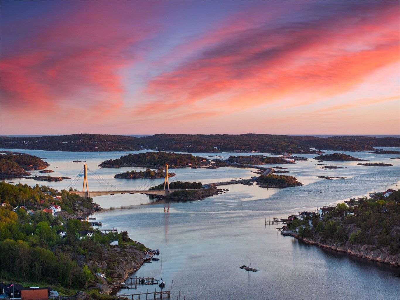 De idylliske Hvalerøyene er få minutter unna, samt kun drøye 10 minutter i bil til Fredrikstad sentrum. 