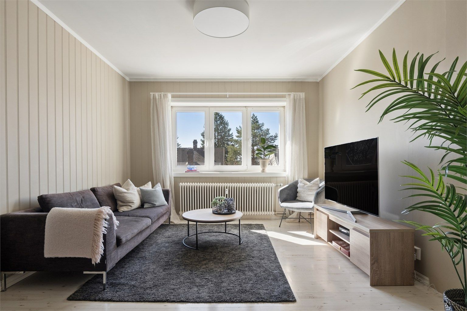 Store vindusflater slipper inn godt med dagslys og bidrar til en lys og trivelig atmosfære.