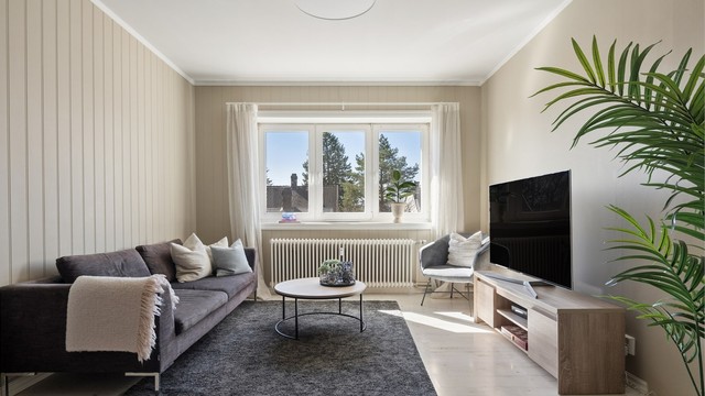 Store vindusflater slipper inn godt med dagslys og bidrar til en lys og trivelig atmosfære.