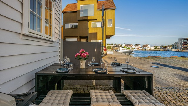 Skjermet sitteplass på kaien med utsikt over sundet.