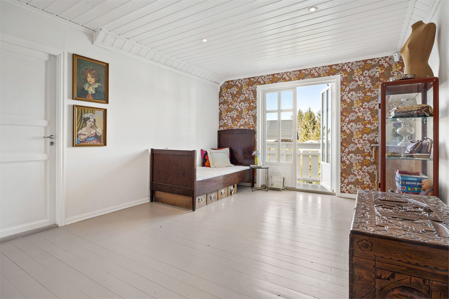 Loftstuen er et fleksibelt rom med innfelte downlights og utgang til en overbygget, vestvendt balkong.