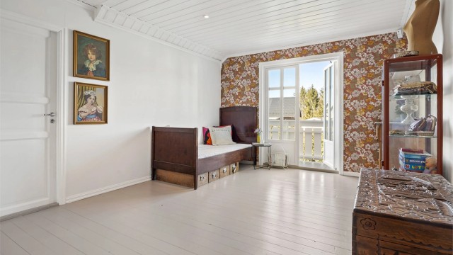 Loftstuen er et fleksibelt rom med innfelte downlights og utgang til en overbygget, vestvendt balkong.