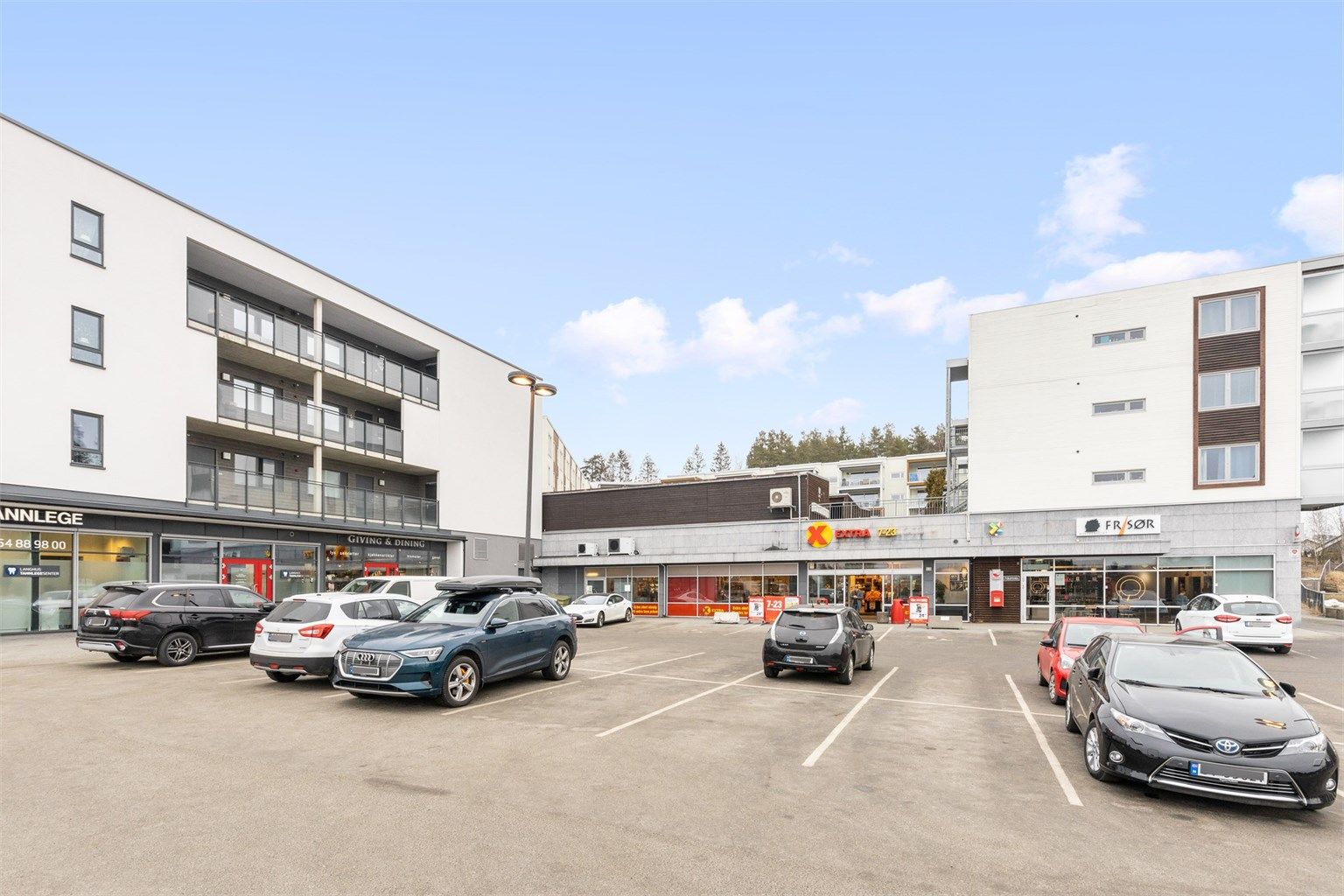 Det er kort gangavstand til Coop Extra, frisør, tannlege og interiør/blomsterbutikk.