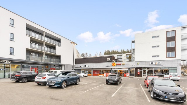 Det er kort gangavstand til Coop Extra, frisør, tannlege og interiør/blomsterbutikk.