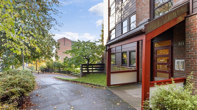 Felles inngangsparti med overbygd adkomst til oppgangen.