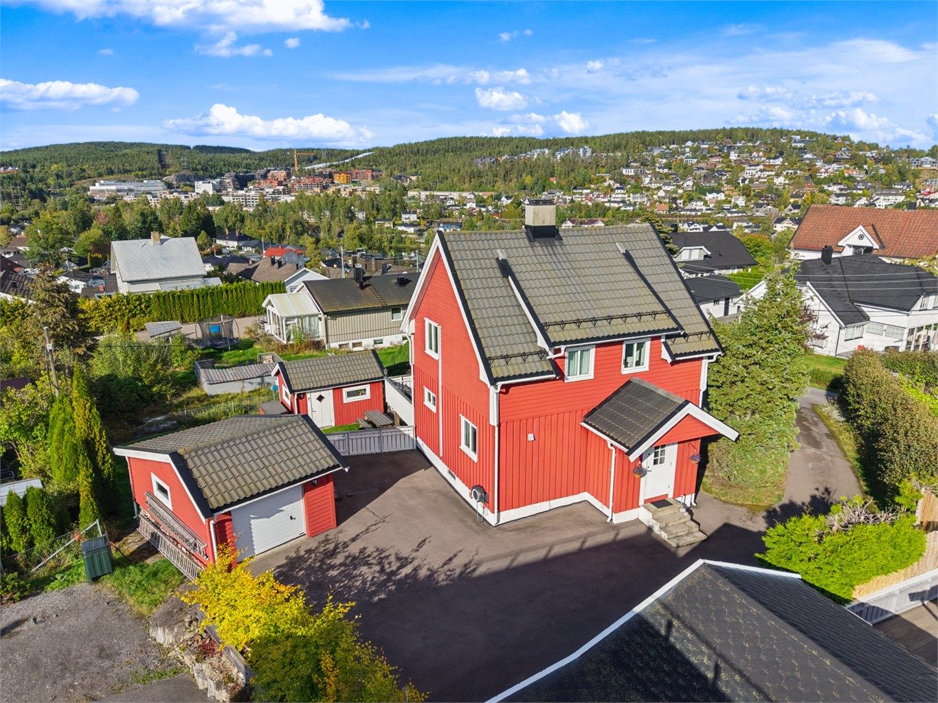Tyriveien 5 ligger høyt med flotte sol og utsiktsforhold.