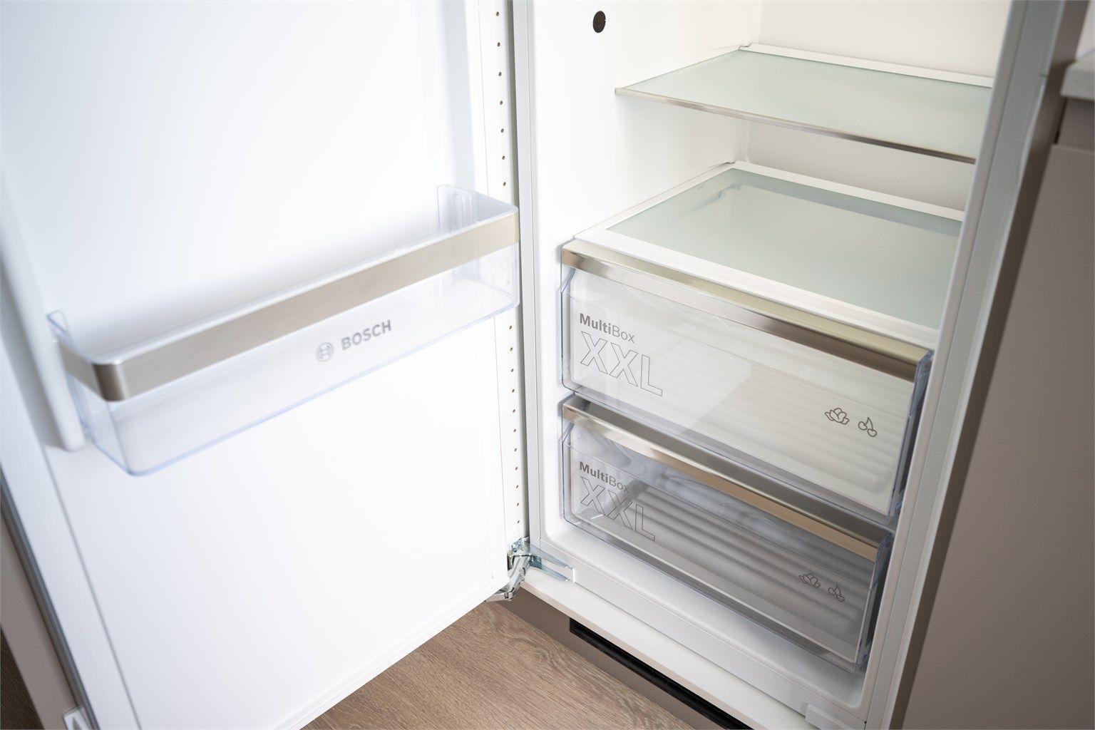 Integrert kjøleskap fra Bosch med praktiske MultiBox XXL skuffer.
