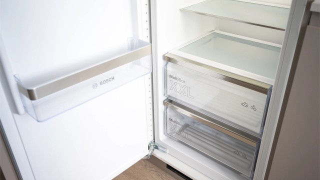Integrert kjøleskap fra Bosch med praktiske MultiBox XXL skuffer.