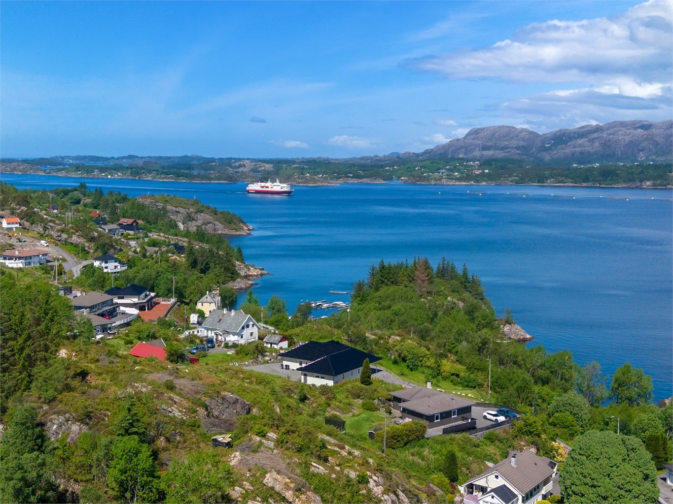 Her kommer hurtigruten sigende innover Herdlefjorden