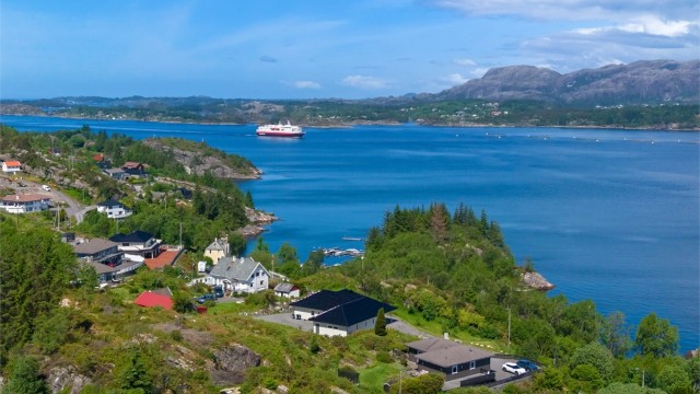Her kommer hurtigruten sigende innover Herdlefjorden