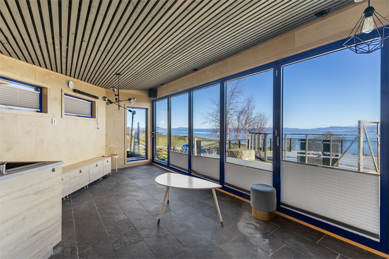 Eiendommen har et frittstående og isolert uthus på 24 m² med innlagt tekjøkken og dusjsone. Det gjøres oppmerksom på at uthuset ikke er omsøkt.