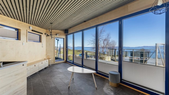 Eiendommen har et frittstående og isolert uthus på 24 m² med innlagt tekjøkken og dusjsone. Det gjøres oppmerksom på at uthuset ikke er omsøkt.