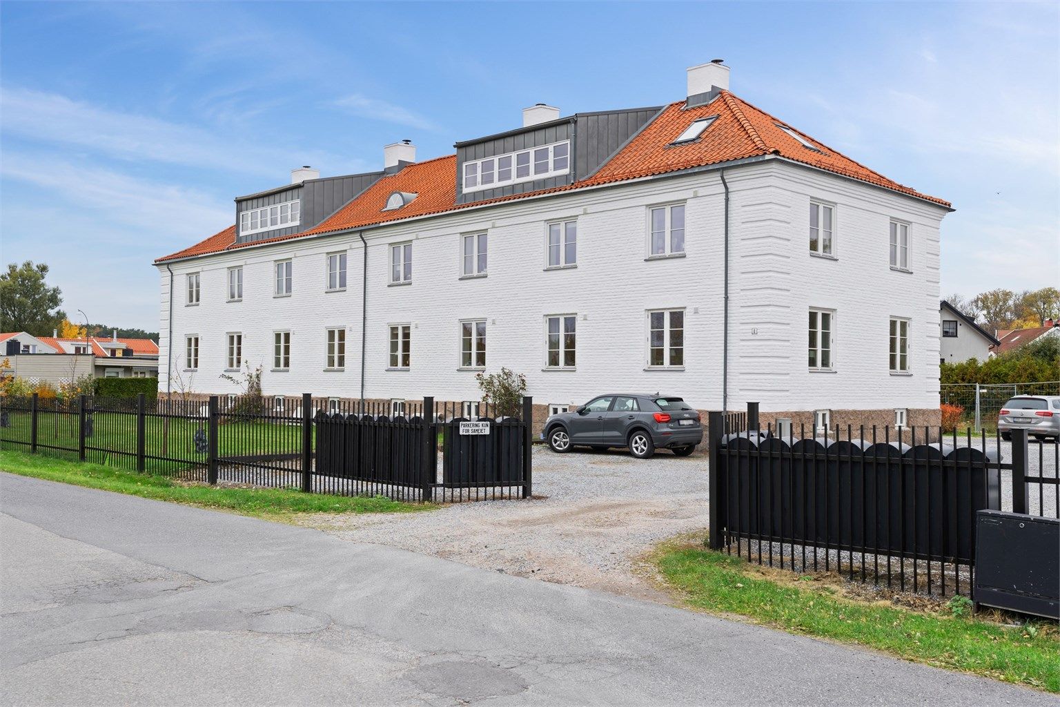 Sameiet har et begrenset antall parkeringsplasser på egen gårdsplass, parkering for øvrig er i gate etter gjeldende bestemmelser.