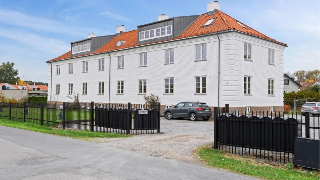 Sameiet har et begrenset antall parkeringsplasser på egen gårdsplass, parkering for øvrig er i gate etter gjeldende bestemmelser.