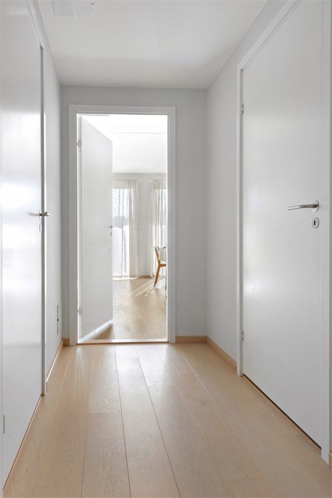 Gangen binder sammen soveromsavdelingen og oppholdsrommene. Boligen har balansert ventilasjon for et sunt inneklima.