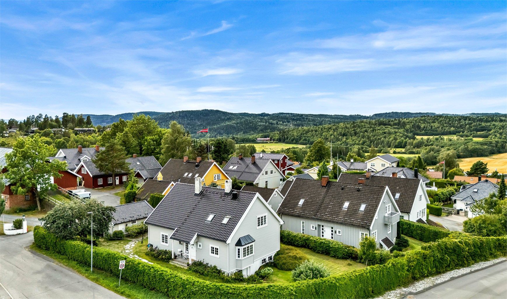 Boligen har en flott beliggenhet i barnevennlig og hyggelige omgivelser