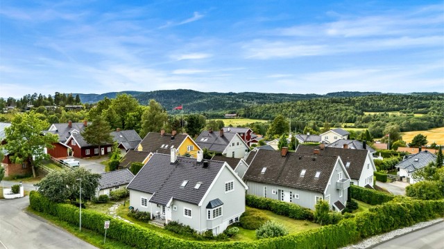 Boligen har en flott beliggenhet i barnevennlig og hyggelige omgivelser