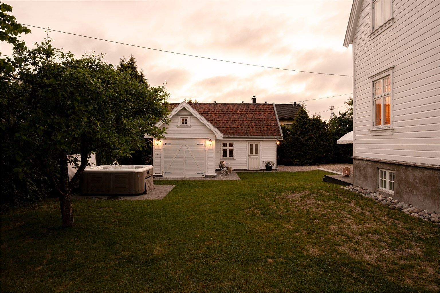 Portene til både garasjen og boden er valgt i et design som harmonerer med huset.