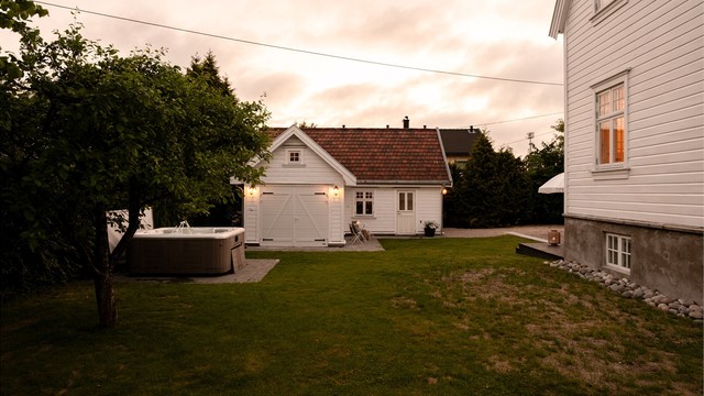 Portene til både garasjen og boden er valgt i et design som harmonerer med huset.
