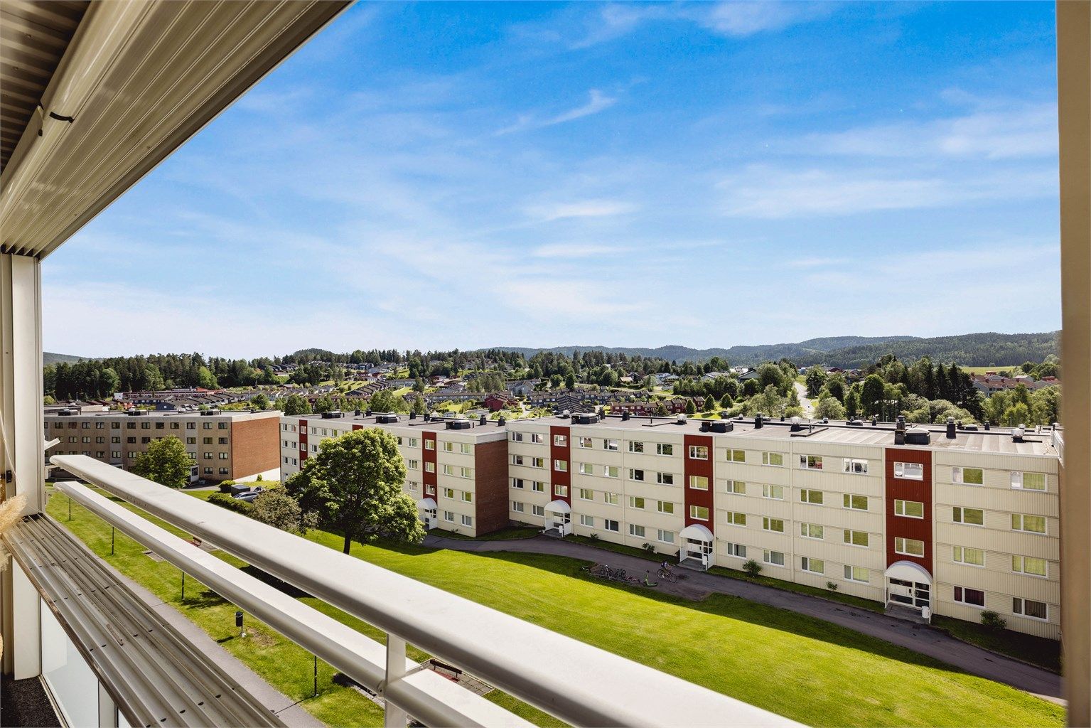 Solrik innglasset balkong og nydelig utsikt til rolig omgivelser. Foto: Isnitt 