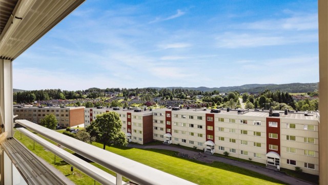 Solrik innglasset balkong og nydelig utsikt til rolig omgivelser. Foto: Isnitt