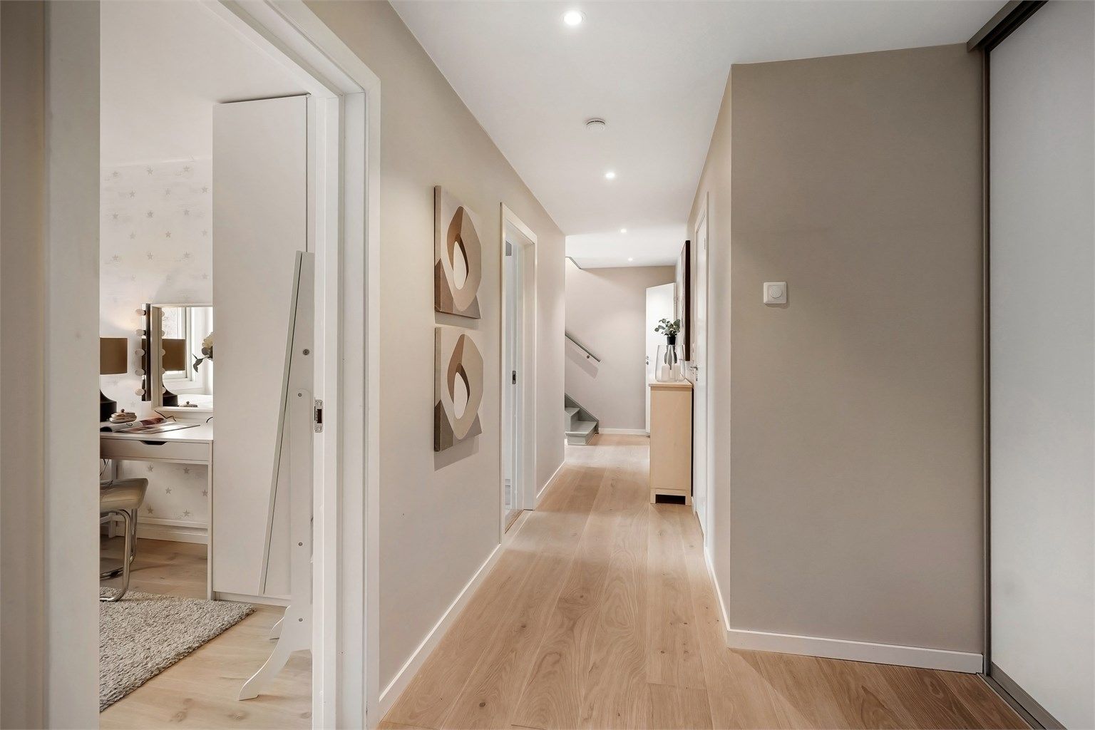 I boligens 1. etasje finner du entré, gang, bad, toalettrom, tre soverom og innvendig bod