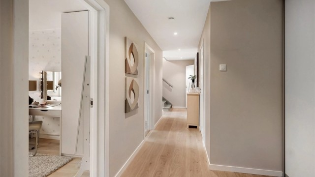 I boligens 1. etasje finner du entré, gang, bad, toalettrom, tre soverom og innvendig bod