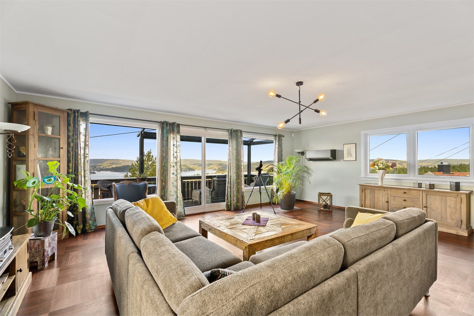 Store vinduer som gir rikelig med lys og åpen utsikt.