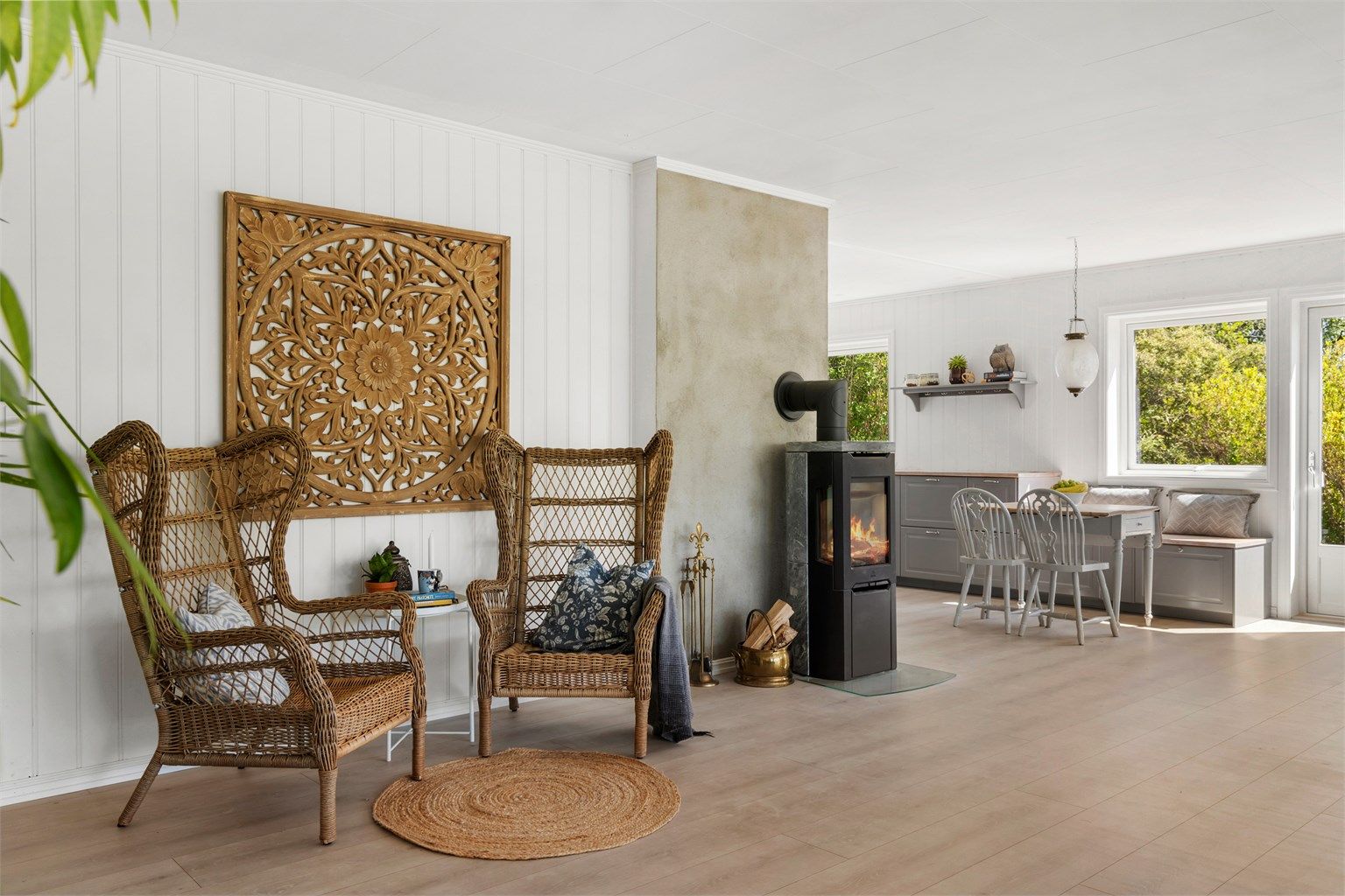 Mellom stuen og kjøkkenet er det delvis åpen løsning