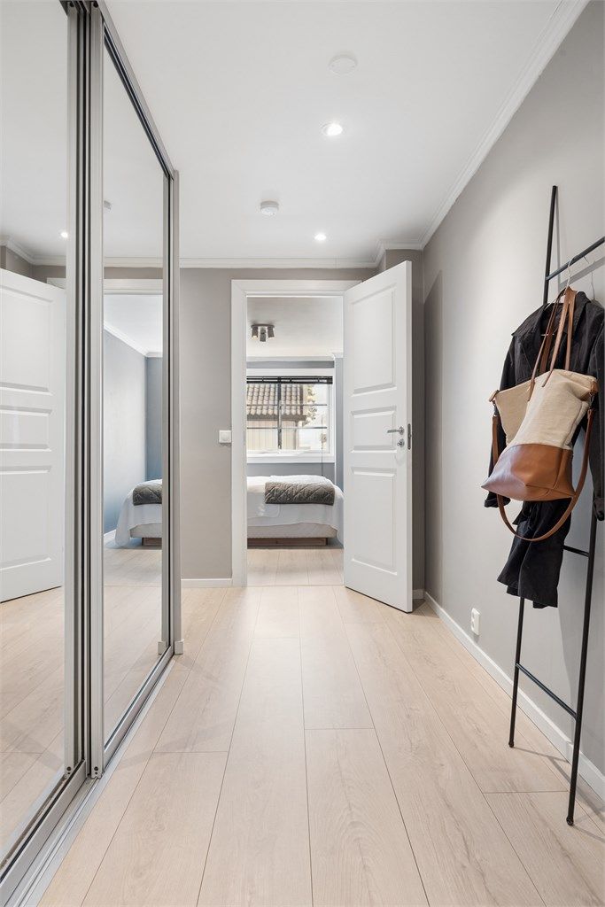 Entréen har en romslig skyvedørsgarderobe med speilfronter som gir god oppbevaringsplass.
