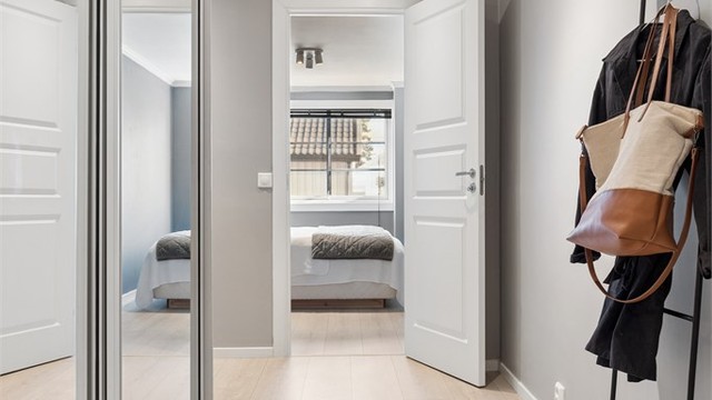 Entréen har en romslig skyvedørsgarderobe med speilfronter som gir god oppbevaringsplass.