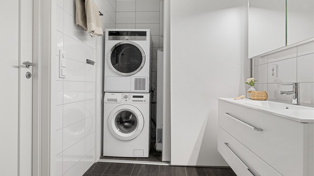 Bak skyvedørene er det opplegg for vaskesøyle og tekniske installasjoner.