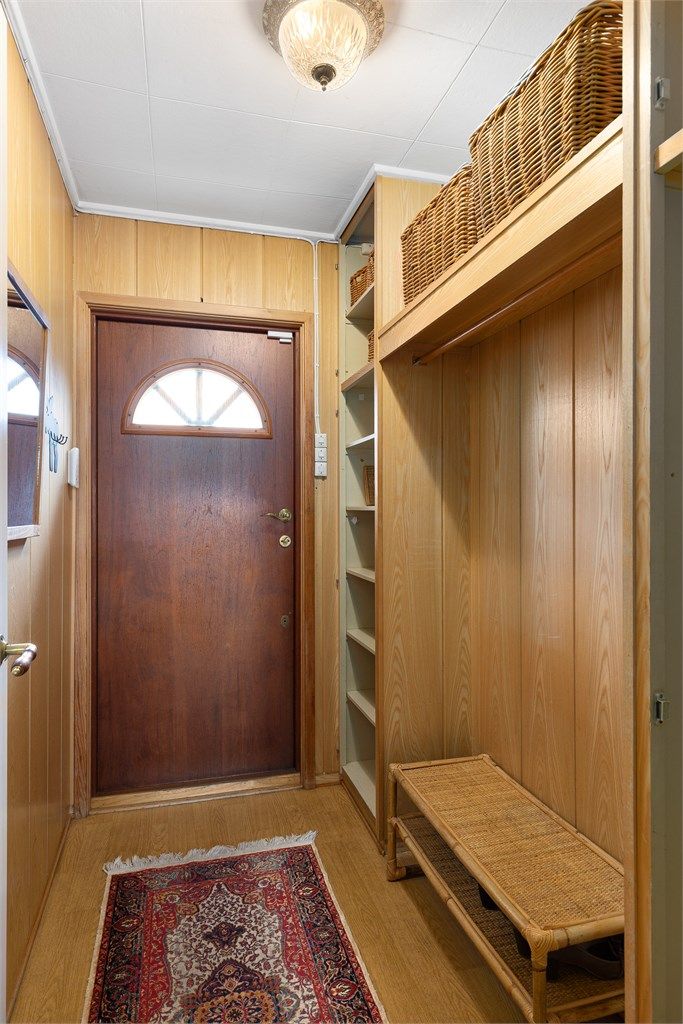 Entré med klesoppheng og hyller