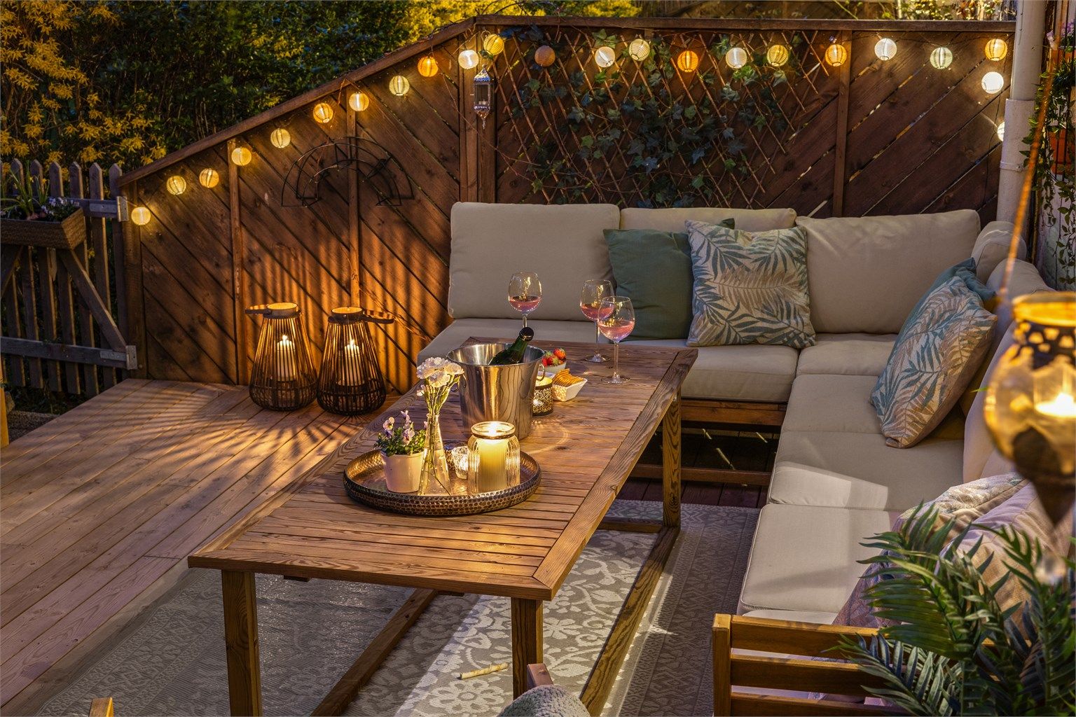 Velkommen til en nydelig 3-roms med solfylt, usjenert og vestvendt markterrasse mot grøntareal. Sentralt og skjermet beliggenhet.