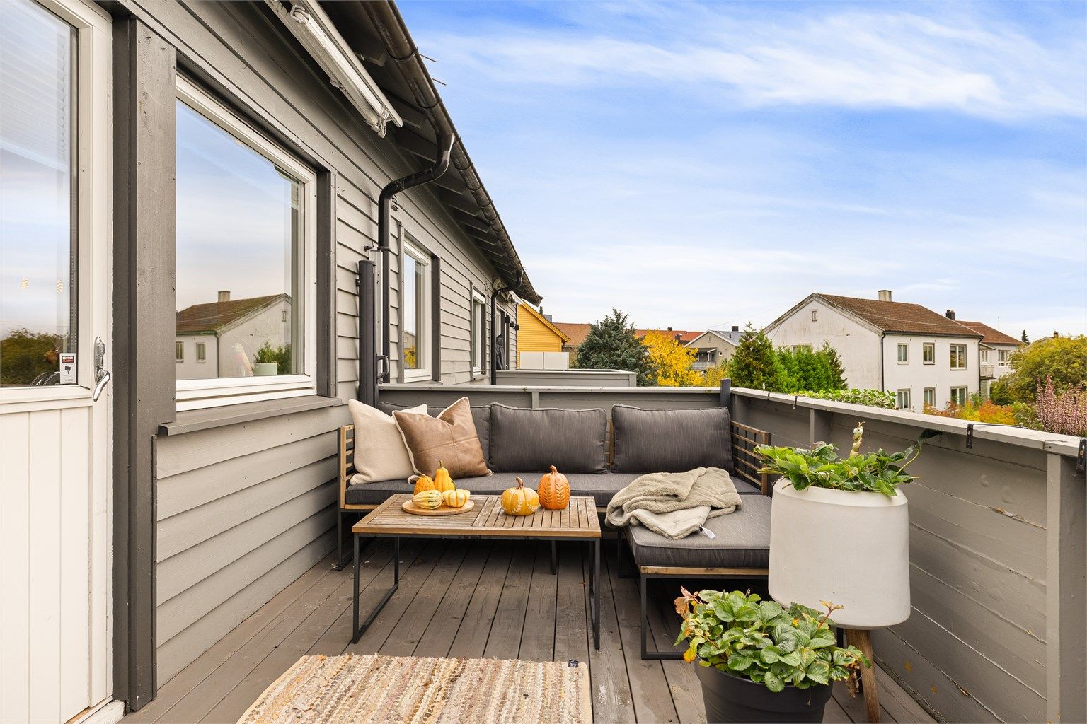 Balkongen er luftig og solfylt allerede fra tidlig ettermiddag sommerstid. Med både markise og uttrekkbar duk kan balkongen med enkle grep gjøres mer skjermet.