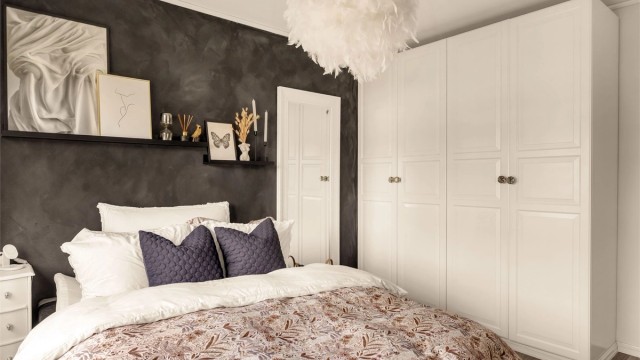 Rommene har en funksjonell utforming med plass til seng, garderobe og annen ønsket møblering, og bidrar til en fleksibel og familievennlig planløsning.