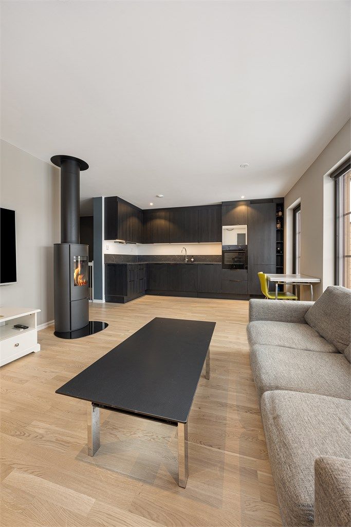 Rommet er naturlig inndelt med god plass til både sofakrok og spisebord.