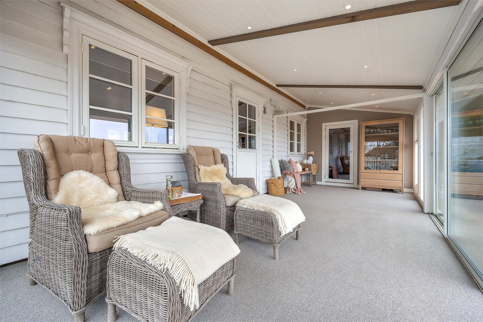 Fra vinterhagen er det utgang til terrassen, og rommet er tilgjengelig fra både stuen og et av soverommene i første etasje.