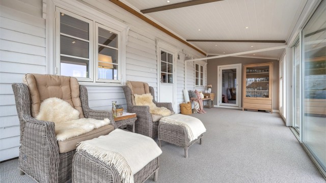 Fra vinterhagen er det utgang til terrassen, og rommet er tilgjengelig fra både stuen og et av soverommene i første etasje.