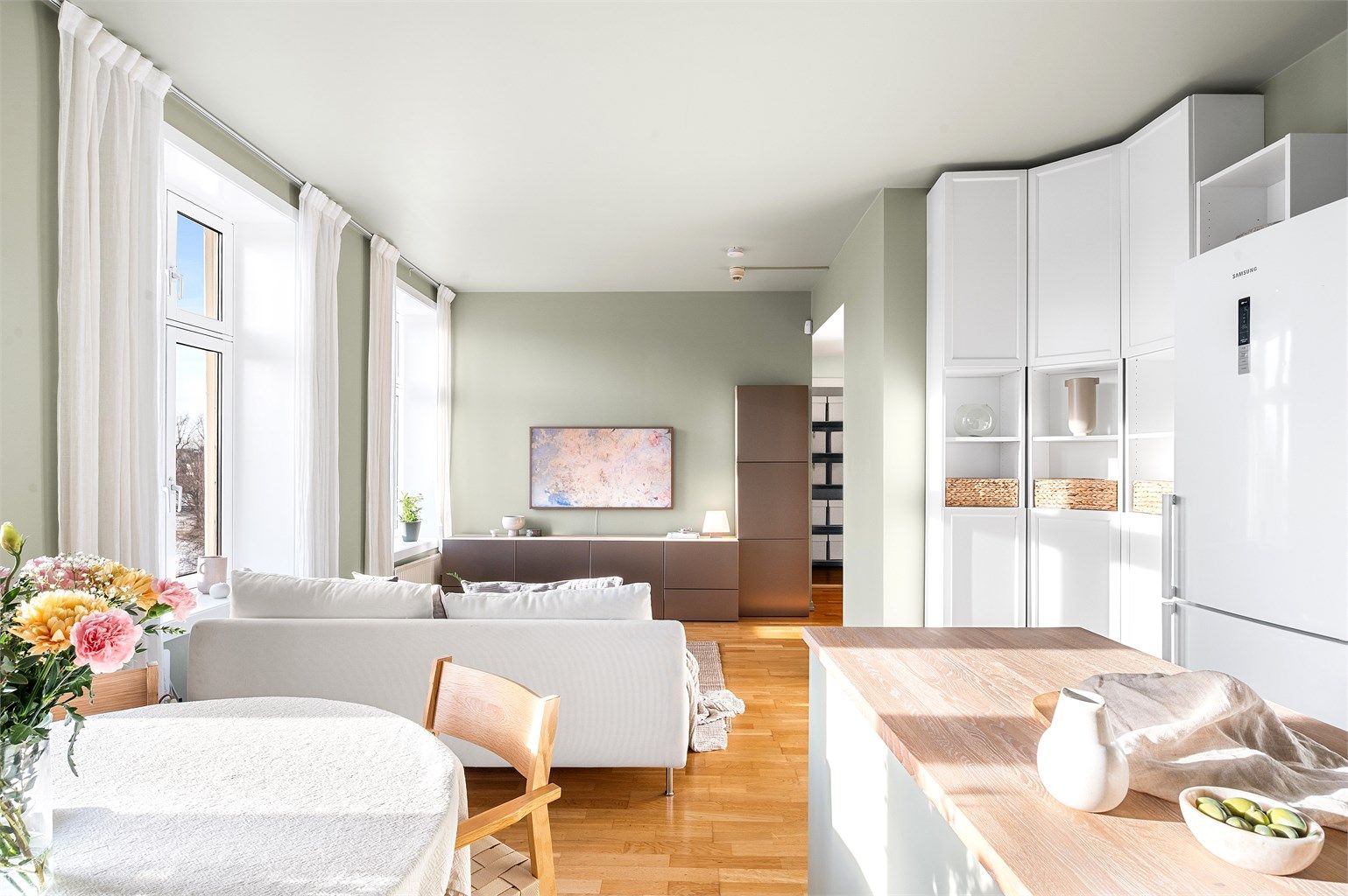 Stuen er svært romslig og det er god plass til sofagruppe med tilhørende bord, tv seksjon og spisebord.