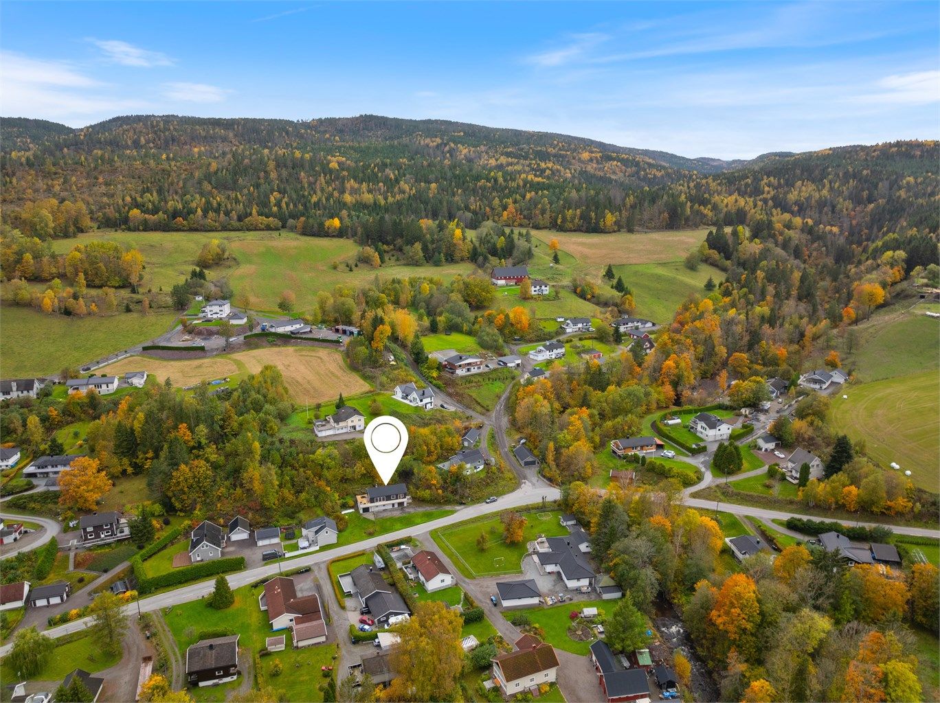 Her presenteres en lys enebolig som fordeler seg over to plan. Foto: Morten Woldstad