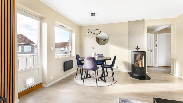 Vegger og himlinger er utført med glatte flater. Overgang mot både vinduskarmer og himlinger er listefri.