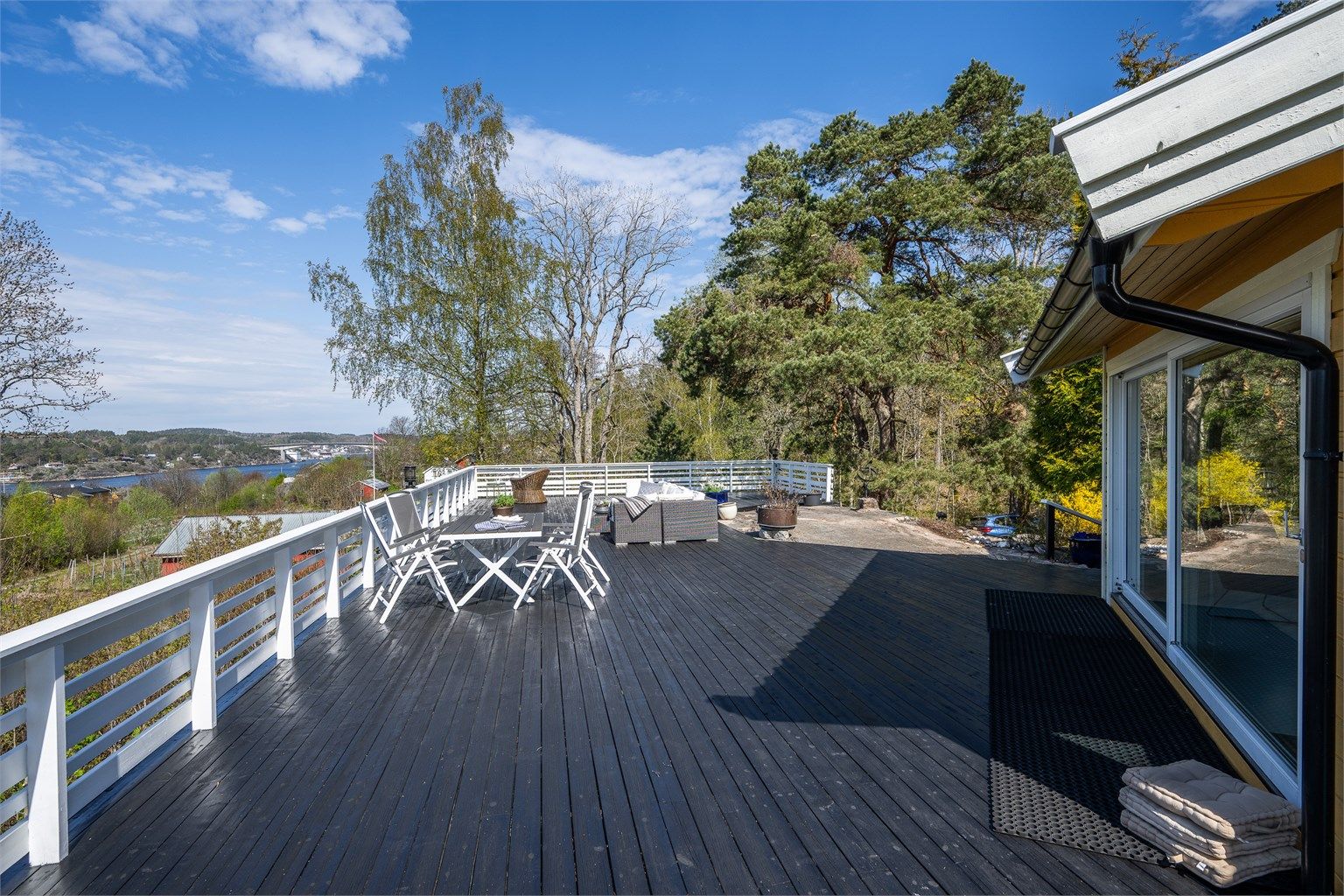  Her ligger alt til rette for lange, avslappende dager og stemningsfulle sommerkvelder