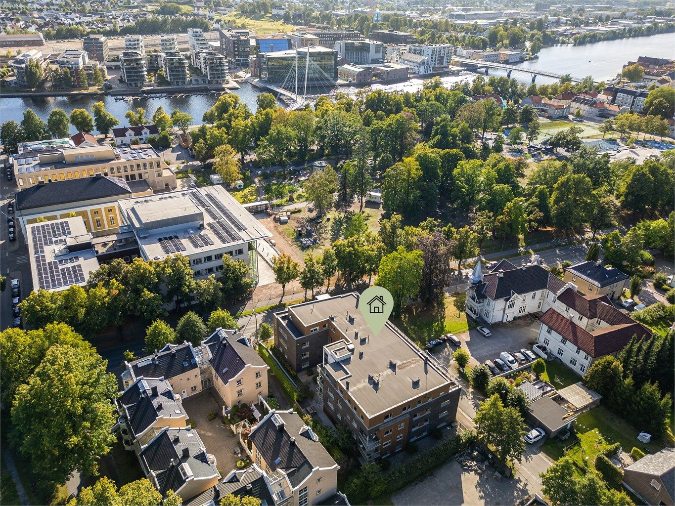 Kort gangavstand til dagligvarebutikk, bensinstasjon og byparken. I bakgrunn sees Ypsilon, som gir enkel adkomst bydelen ved Union brygge.
