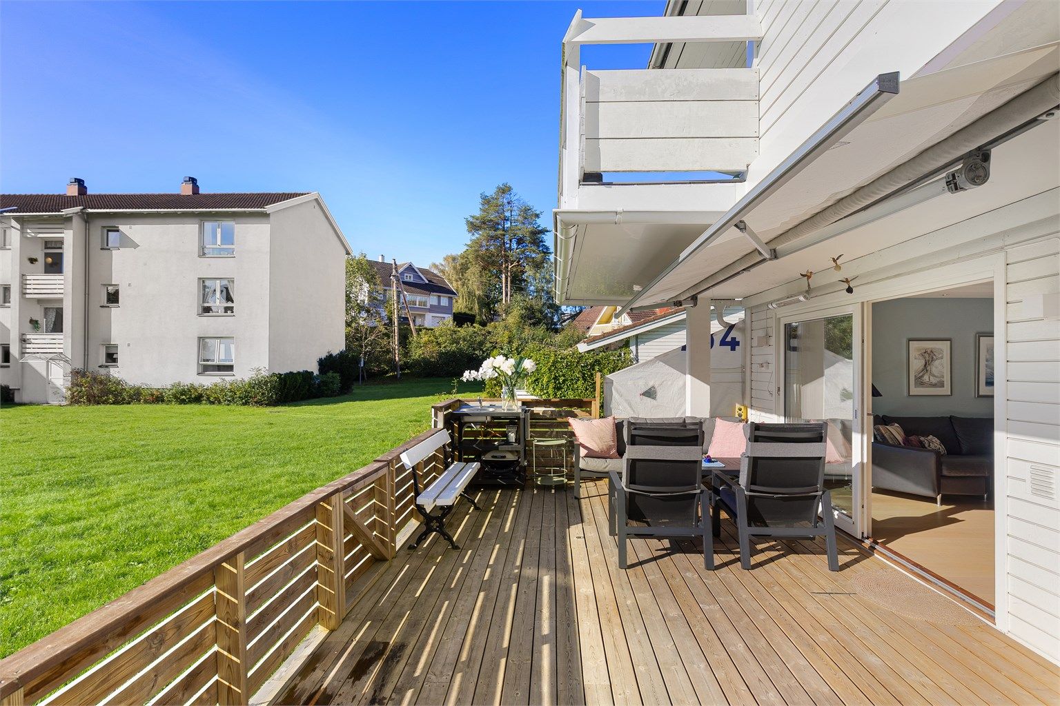 Terrassen er på ca. 25 kvm og vender mot syd. Det er montert markise