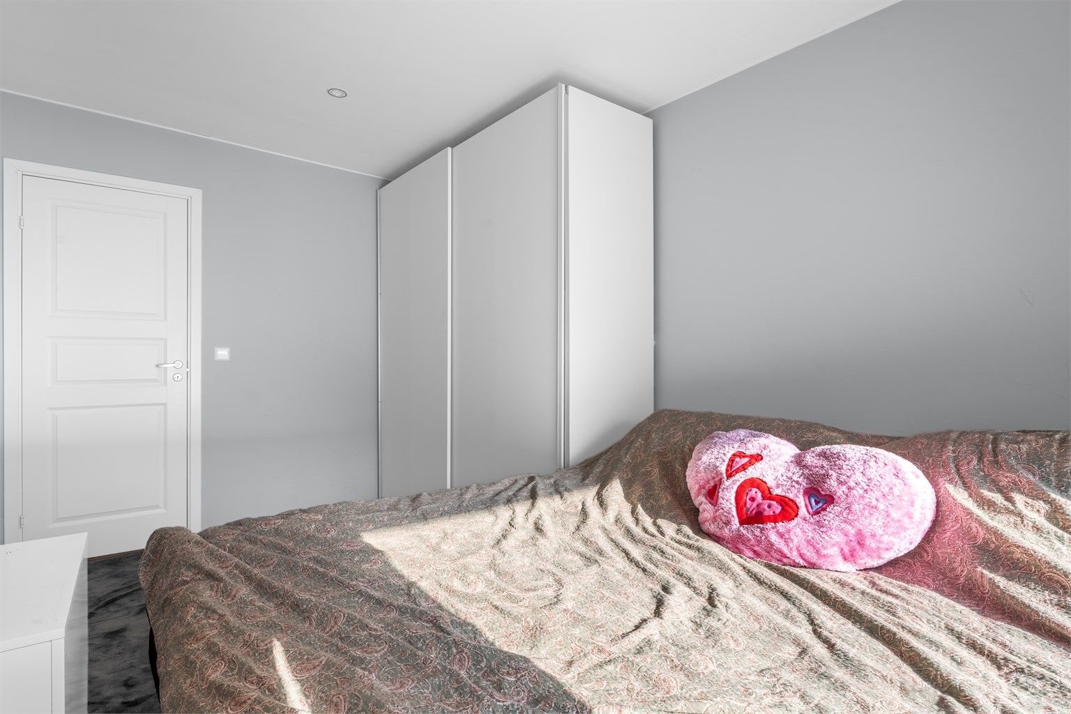 Her er det også plass til skyvedørsgarderobe.