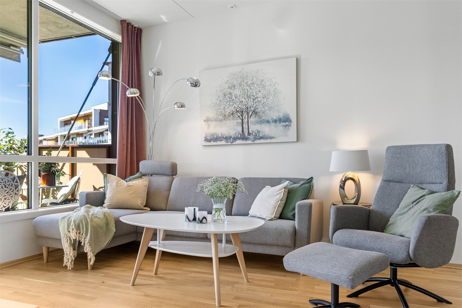 Fra stuen har du utgang til balkongen.