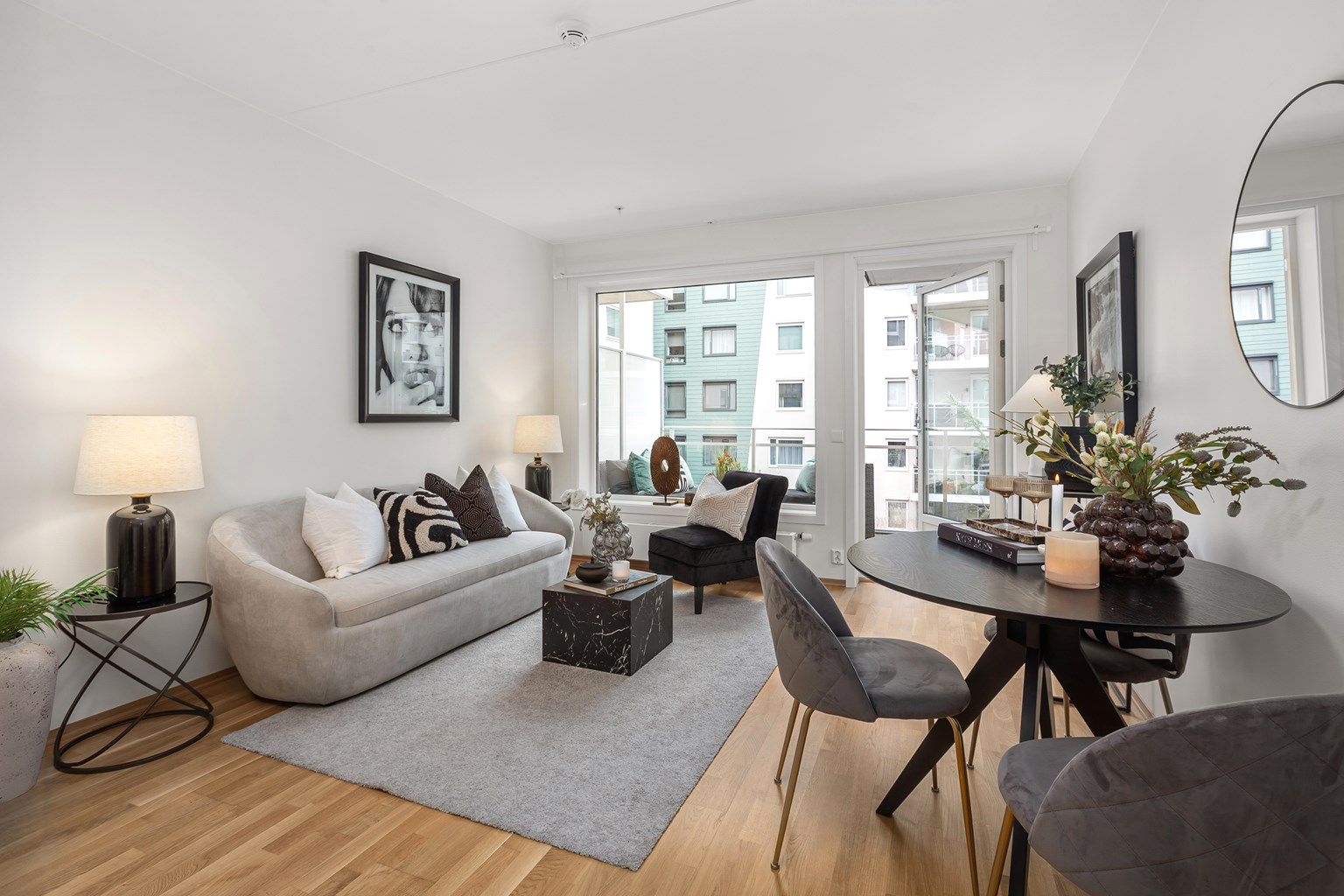 Stua har plass til sittegruppe og spiseplass 